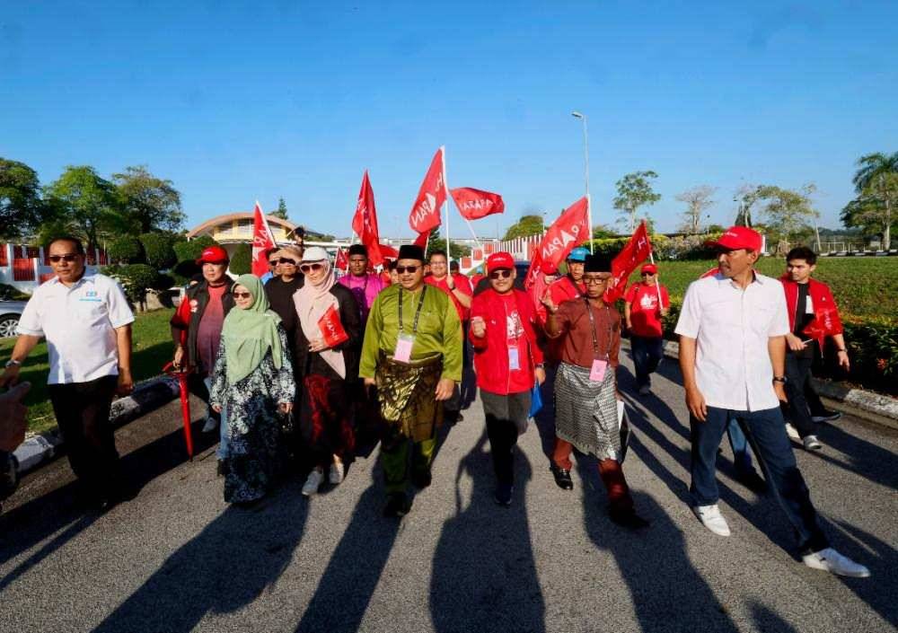 PKR deputy president Nurul Izzah Anwar, together with Pakatan Harapan (PH) supporters, accompanied PH candidate Onn Abu Bakar at the nomination centre for the N24 Senggarang state seat in the 16th Johor state election at Dewan Seri Intan, Advanced Technology Training Centre (ADTEC), today. Also present were Perikatan Nasional (PN) candidate Mohd Rashid Hasnon and Barisan Nasional (BN) candidate Mohd Yusla Ismail. Photo by Bernama