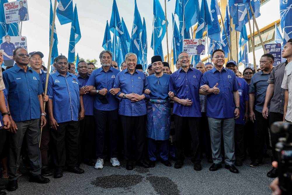 Onn Hafiz was accompanied by Umno president Datuk Seri Ahmad Zahid Hamidi, Sembrong MP Datuk Seri Hishammuddin Tun Hussein and former minister Khairy Jamaluddin. Photo by Bernama