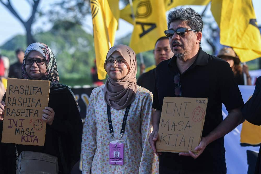 Muda supporters, who accompanied their candidate Rashifa Aljunied, repeatedly chanted “Bebas Rasuah” (Free from Corruption) and “Bebas Sampah” (Free from Rubbish), prompting PH supporters to respond with chants of their own. Photo by Bernama