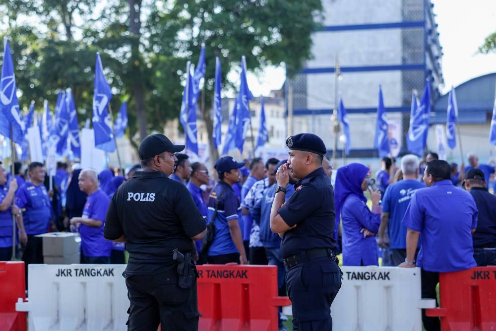  The nomination process for the 16th Johor State Election concluded at 10am today following the closure of all 56 nomination centres (PPC) statewide. Photo by Bernama