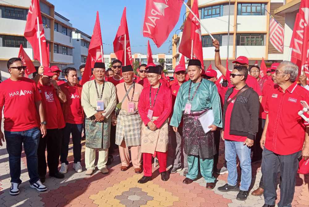Nur Hafiz (centre) with his supporters.