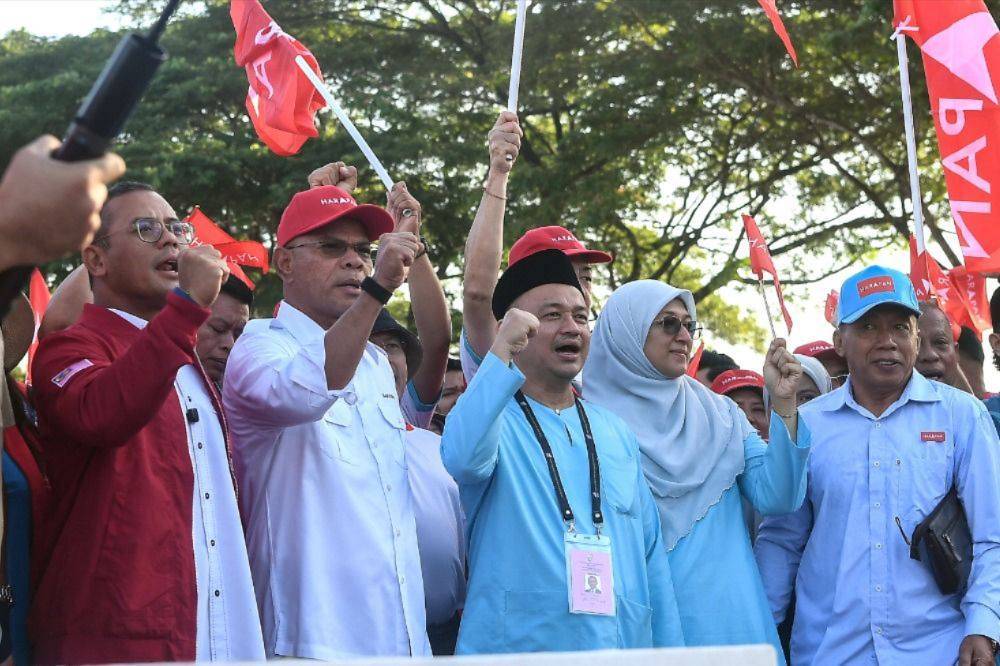 Home Minister Datuk Seri Saifuddin Nasution Ismail (second, left) said the ministry has established a special task force to prepare for any potential disruptions during the ongoing transition from the Malaysian Immigration System (MyIMMs) to the National Integrated Immigration System (MyNIISe). Photo by Bernama