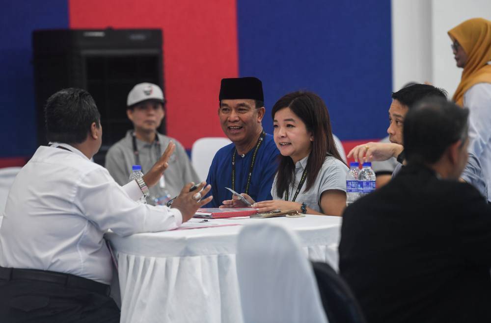 Teow, who is from MCA, will contest in a five-cornered fight against Pakatan Harapan (PH) candidate Dr Maszlee Malik; Malaysian United Democratic Alliance (Muda) candidate Rashifa Aljunied, who is also the chief of the Puteri Wangsa constituency service centre; Nicholas Paul Vincent from Parti Bersama Malaysia (Bersama) and independent candidate Wang Wee Siong, in the Johor state election. Photo by Bernama