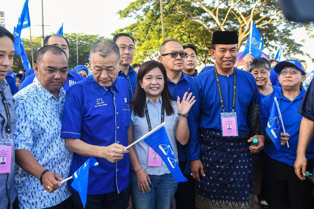 Barisan Nasional (BN) candidate for the Puteri Wangsa state seat, Teow Chia Ling, has pledged to prioritise efforts to address traffic congestion, upgrade public infrastructure and strengthen healthcare facilities if given the mandate in the 16th Johor state election. Photo by Bernama