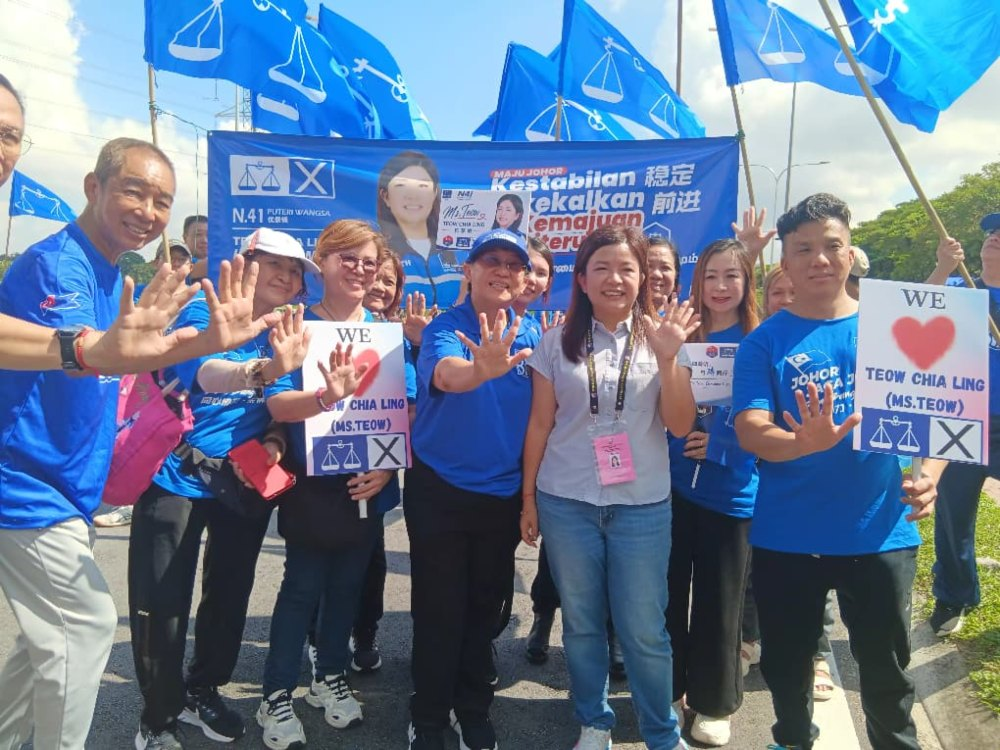 Teow with BN supporters today at the nomination centre, SMK Bandar Dato Onn.