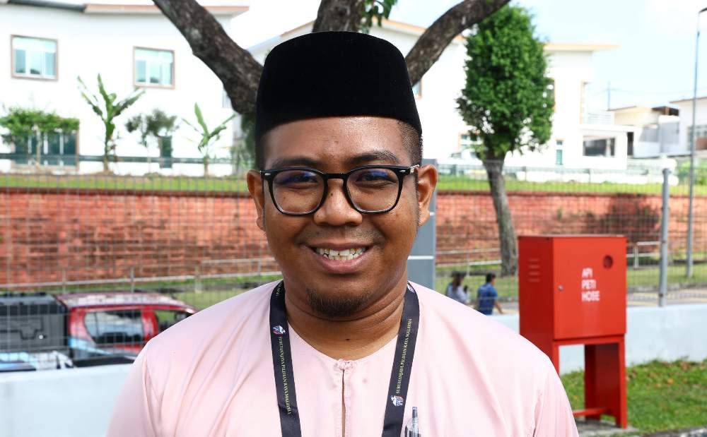 KULAI, 27 Jun -- Calon Pakatan Harapan (PH) daripada DAP, Mohamad Shafwan Ani yang akan bertanding kerusi Dewan Undangan Negeri (DUN) N50 Bukit Permai selepas selesai penamaan calon bagi Pilihan Raya Negeri (PRN) Johor ke-16 di Dewan Raya Putra, Bandar Putra Kulai hari ini.--fotoBERNAMA (2026) HAK CIPTA TERPELIHARA