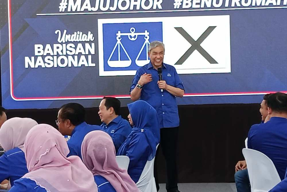 Zahid speaking at the Gelombang Biru launch ceremony for DUN Benut at Kampung Parit Ismail, Benut, here, on Saturday.