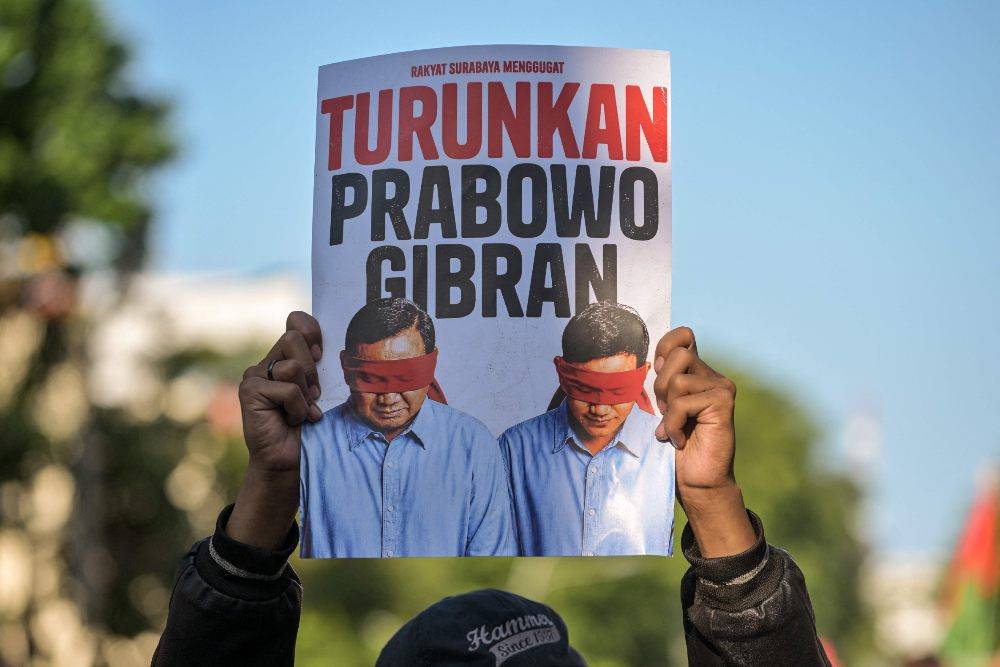 A student holds a placard calling for the resignation of Indonesia's President Prabowo Subianto and Vice President Gibran Rakabuming Raka. Photo by Juni Kriswanto/AFP