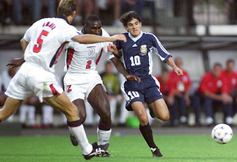 Argentina's midfielder Ariel Ortega (R) is challenged by English defenders Sol Campbell (C) and Tony Adams during the 1998 Soccer World Cup second round match between Argentina and England. AFP FILE PIX