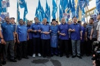 Onn Hafiz was accompanied by Umno president Datuk Seri Ahmad Zahid Hamidi, Sembrong MP Datuk Seri Hishammuddin Tun Hussein and former minister Khairy Jamaluddin. Photo by Bernama