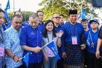 Barisan Nasional (BN) candidate for the Puteri Wangsa state seat, Teow Chia Ling, has pledged to prioritise efforts to address traffic congestion, upgrade public infrastructure and strengthen healthcare facilities if given the mandate in the 16th Johor state election. Photo by Bernama
