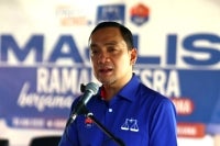 Caretaker Johor Menteri Besar Datuk Onn Hafiz Ghazi during a meet-and-greet session with the residents of Flat Saujana in Johor Bahru, today. - Photo by Bernama