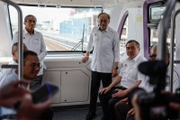 Prime Minister Datuk Seri Anwar Ibrahim rode the LRT3 train during the launch ceremony of the Shah Alam Line at the Sri Andalas LRT Station in Klang today. Also present were Transport Minister Anthony Loke, Selangor Menteri Besar Datuk Seri Amirudin Shari and Chief Secretary to the Government Tan Sri Shamsul Azri Abu Bakar. - Photo by Bernama