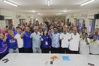 A total of 200 PKR members, including former Johor PKR State Leadership Council vice-chairman M. Murugan, have announced their resignation from the party and joined the Iskandar Puteri MIC division. 