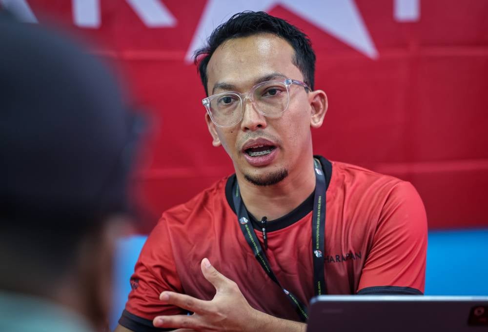 Being the underdog in a Barisan Nasional (BN) stronghold has not dampened the spirit of Pakatan Harapan (PH) candidate for the Pasir Raja state constituency, Mohd Fakharuddin Moslim. - Photo by Bernama