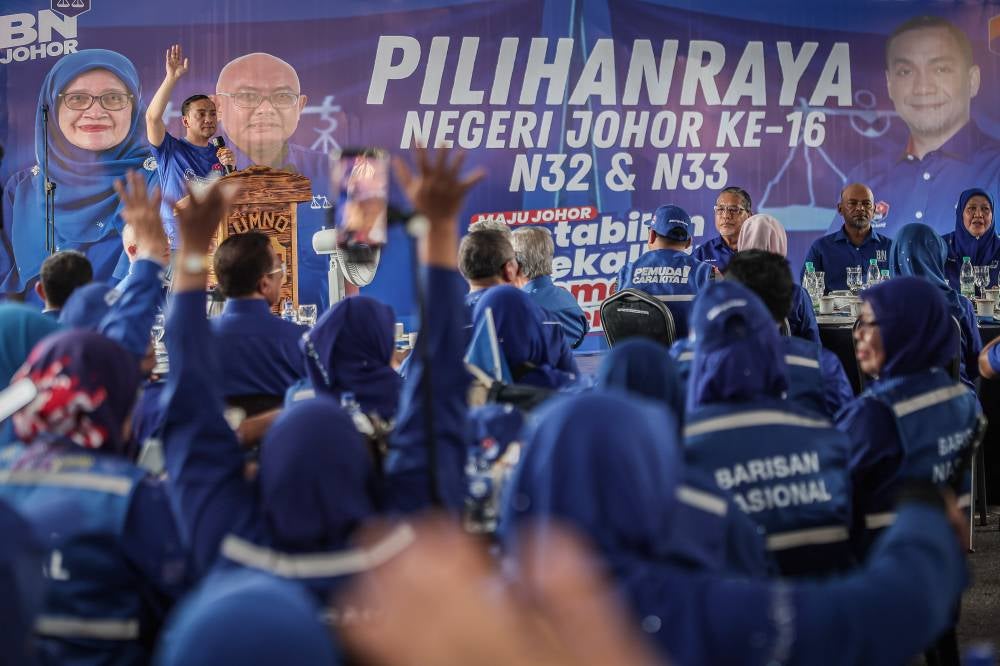Barisan Nasional (BN) candidate for the Machap state seat, Datuk Onn Hafiz Ghazi, spoke at a meeting with the Barisan Nasional machinery today in conjunction with the 16th State Election (PRN) at Taman Lautan Biru. BERNAMA photo