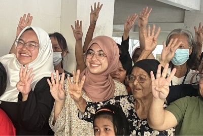 Rashifa (middle) during her walkabout at Taman Daya.