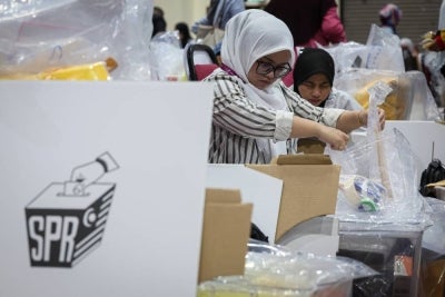 Although election manifestos remain the official documents outlining a party's direction, they have lost much of their influence in shaping voter support during the ongoing Johor state election campaign. - BERNAMA FILE PIX