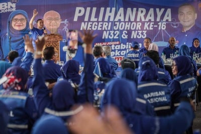 Barisan Nasional (BN) candidate for the Machap state seat, Datuk Onn Hafiz Ghazi, spoke at a meeting with the Barisan Nasional machinery today in conjunction with the 16th State Election (PRN) at Taman Lautan Biru. BERNAMA photo