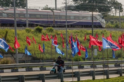 A flag war atmosphere between the competing political parties, Pakatan Harapan (PH) and Barisan Nasional (BN), can be seen during the 16th Johor State Election campaign. BERNAMA photo