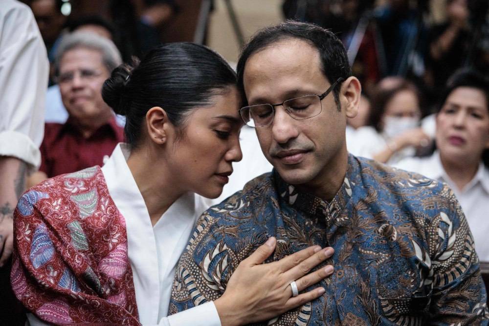 Nadiem Makarim (R), Indonesia's former education minister and co-founder of ride hailing company Gojek, and his wife Franka Franklin wait for a verdict hearing at the Central Jakarta District Court in Jakarta on June 30. Photo by AFP