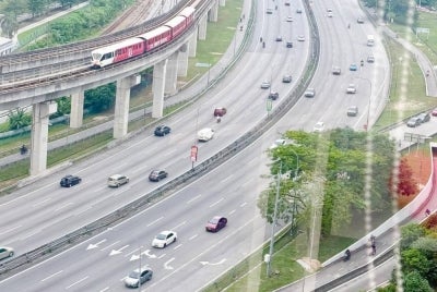 The first two days of LRT3 Shah Alam Line operations have sparked online discussion, with netizens noting smoother traffic on major Klang Valley highways. - Photo: Threads