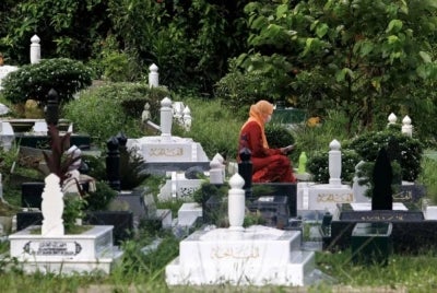 Limited awareness and low participation in 'khairat kematian' schemes may be straining families financially during funerals, as many Malaysians assume death occurs only in old age and that mosques will cover burial costs. - Photo: Bernama