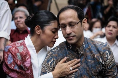 Nadiem Makarim (R), Indonesia's former education minister and co-founder of ride hailing company Gojek, and his wife Franka Franklin wait for a verdict hearing at the Central Jakarta District Court in Jakarta on June 30. Photo by AFP