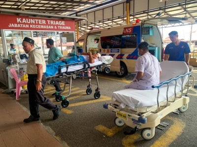 Two Malaysians who were caught in a bomb explosion in Tak Bai, southern Thailand arrived at the Raja Perempuan Zainab II Hospital, Kota Bharu to receive further treatment at the Emergency Department.
Both victims, Muhammad Yusri Udin, 38, and Abdullah Syarapi Abd Rahman, 45, sustained injuries when the car they were travelling in was hit by a bomb blast, believed to have targeted a Thai volunteer team on the Narathiwat-Tak Bai route on June 29 2026.