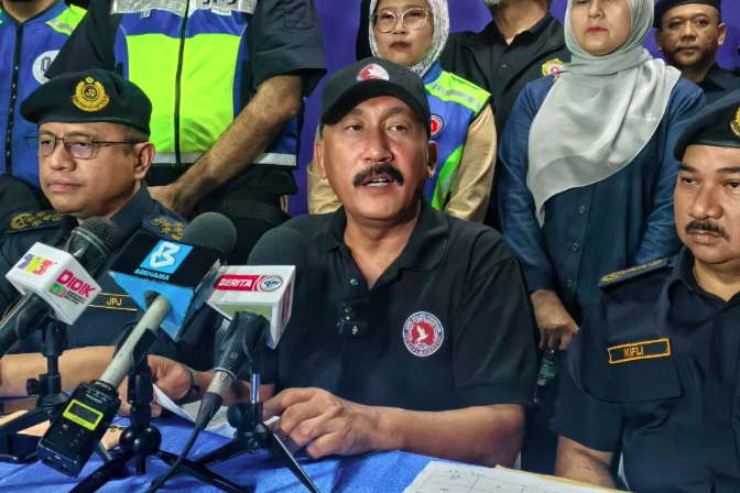AADK director-general Datuk Ruslin Jusoh (middle) and JPJ director-general Datuk Aedy Fadly Ramly (left) during a press conference after the operation at the Seremban Southbound R&R area.