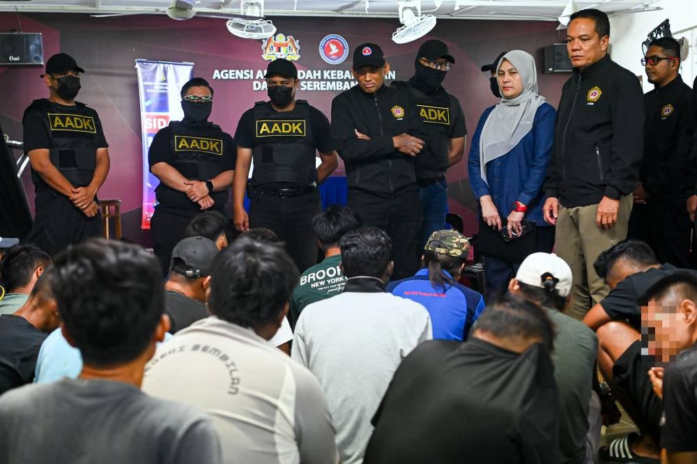National Anti-Drugs Agency (AADK) deputy director-general (Operations) Zainudin Abdullah (five from right questioned several detained drug suspects following the three-day Ops Perdana, which ran from June 29 until yesterday. BERNAMA photo.