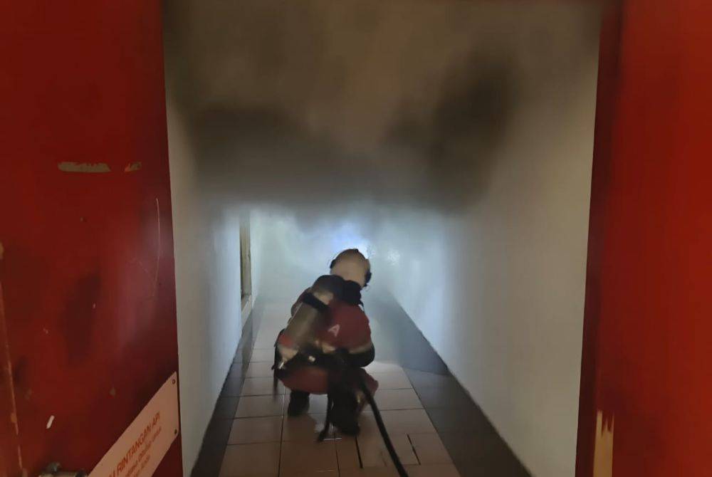 Shoppers at Kompleks PKNS in Section 14 were startled on Tuesday after smoke filled parts of the building due to a fire in an air-conditioning system room. Photo courtesy of Selangor Fire and Rescue Department.