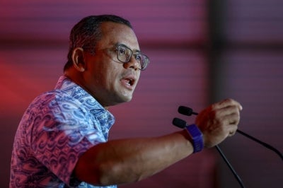 Selangor Menteri Besar and PKR vice-president Datuk Seri Amirudin Shari delivering his speech at the Jelajah Ke Depan Undi Harapan programme in Pekan Senggarang in Batu Pahat, last night. - Photo by Bernama