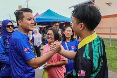 Barisan Nasional (BN) candidate for the N29 Mahkota State Legislative Assembly seat, Syed Hussien Syed Abdullah, interacted with voters during a campaign walkabout at the Taman Muhibbah night market yesterday, ahead of the 16th Johor state election. - BERNAMA photo
