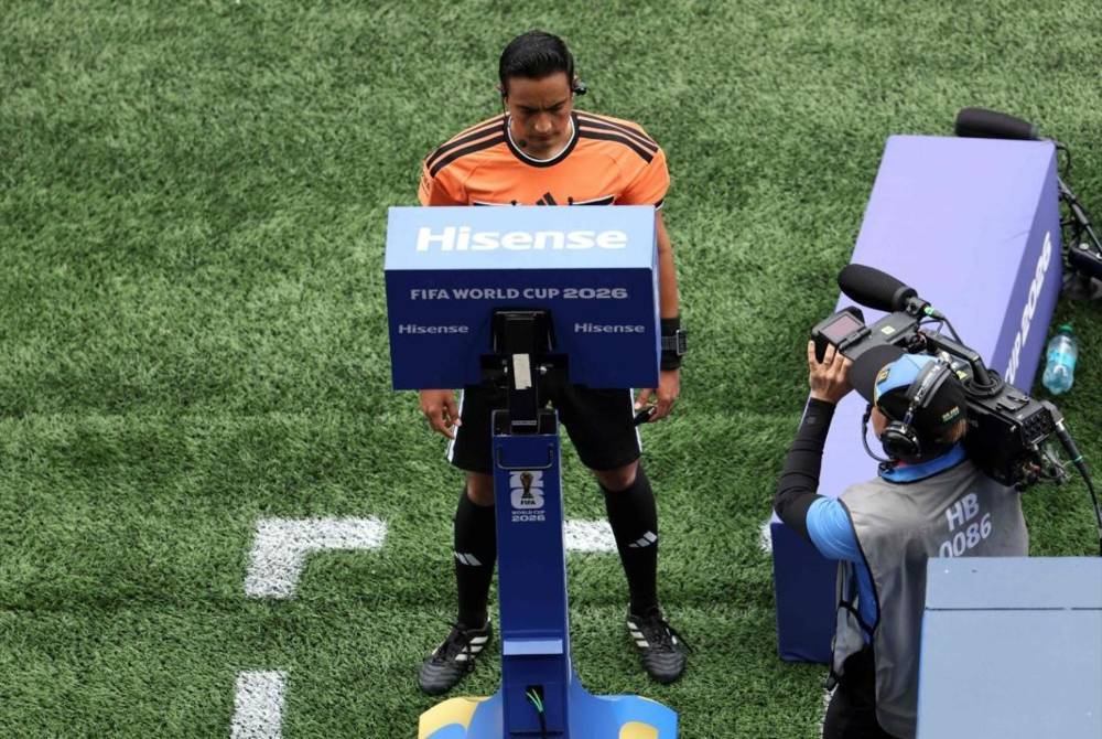 Experts say VAR should support referees without replacing human judgement, preserving football’s emotion and spontaneity while keeping on-field officials as the final decision-makers. Photo: AFP