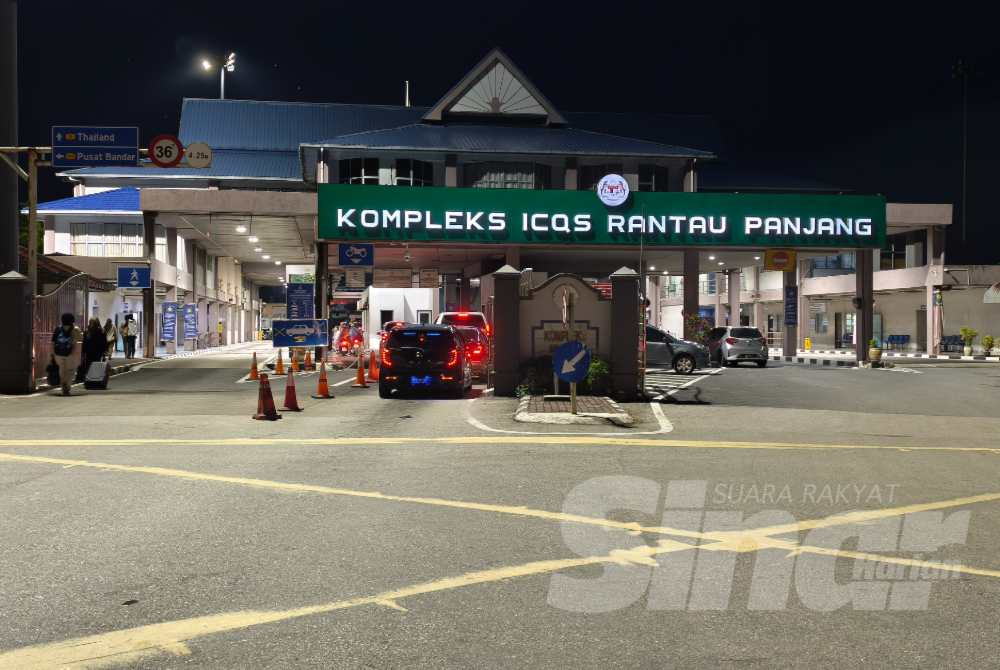 A check by Sinar at the border crossing between 6am and 8am on Friday found only a handful of private and tourist vehicles crossing into Thailand through the ICQS. - Photo by HAZELEN LIANA KAMARUDIN