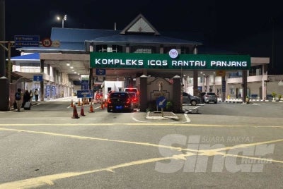 A check by Sinar at the border crossing between 6am and 8am on Friday found only a handful of private and tourist vehicles crossing into Thailand through the ICQS. - Photo by HAZELEN LIANA KAMARUDIN