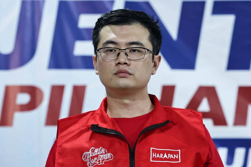 Pakatan Harapan (PH) candidate for Bukit Batu state constituency, Arthur Chiong Sen Sern expressed regret over the actions of irresponsible parties who committed sabotage and treacherous acts against his campaign materials. Bernama FILE PIX