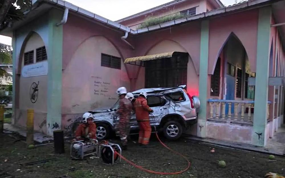 Two Indonesian women died after the sports utility vehicle (SUV) they were travelling in with four other individuals is believed to have skidded before crashing into a surau at Sekolah Kebangsaan Bukit Jawa 2 on Jalan Selising-Bukit Merbau, Pasir Puteh, early this morning. Photo: Fire and Rescue Department