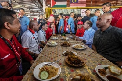 The Prime Minister's arrival at about 8.40am at Warung Pak Din was greeted with enthusiastic cheers from thousands of supporters and PH machinery who had begun flooding the premises as early as 7am. Photo by Bernama
