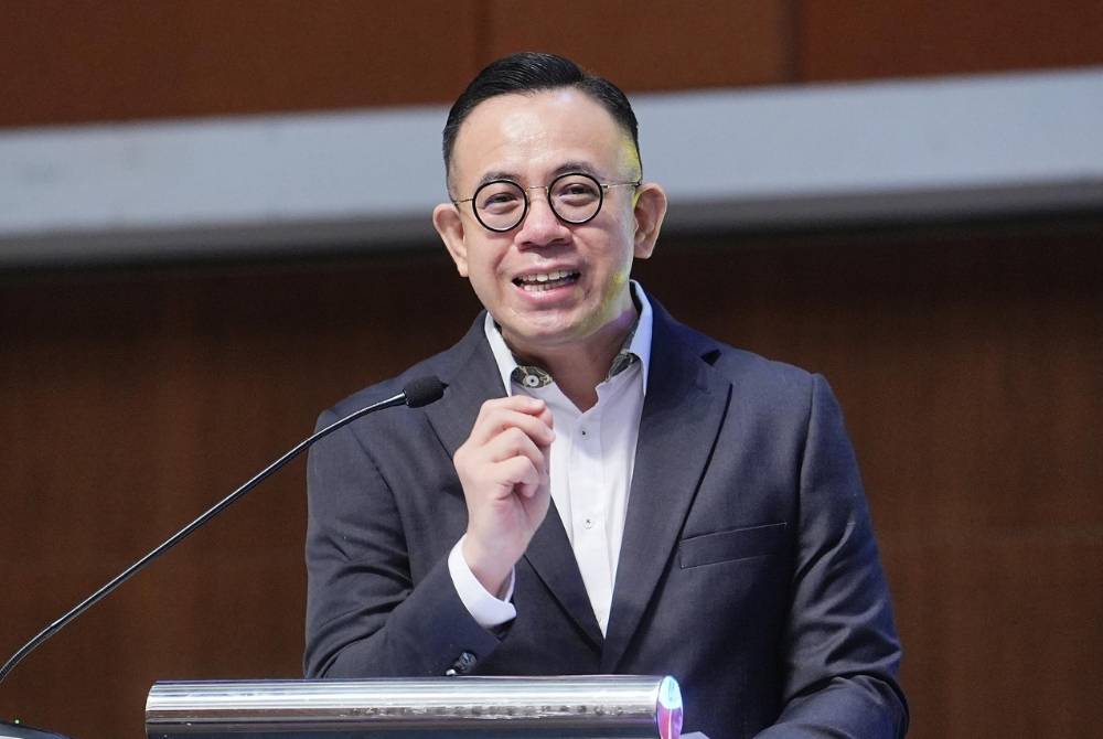 Minister Steven Sim Chee Keong stressed that all government-provided funds and business loan assistance are the absolute right of eligible Malaysians, without requiring any political lifelines. Photo by Bernama