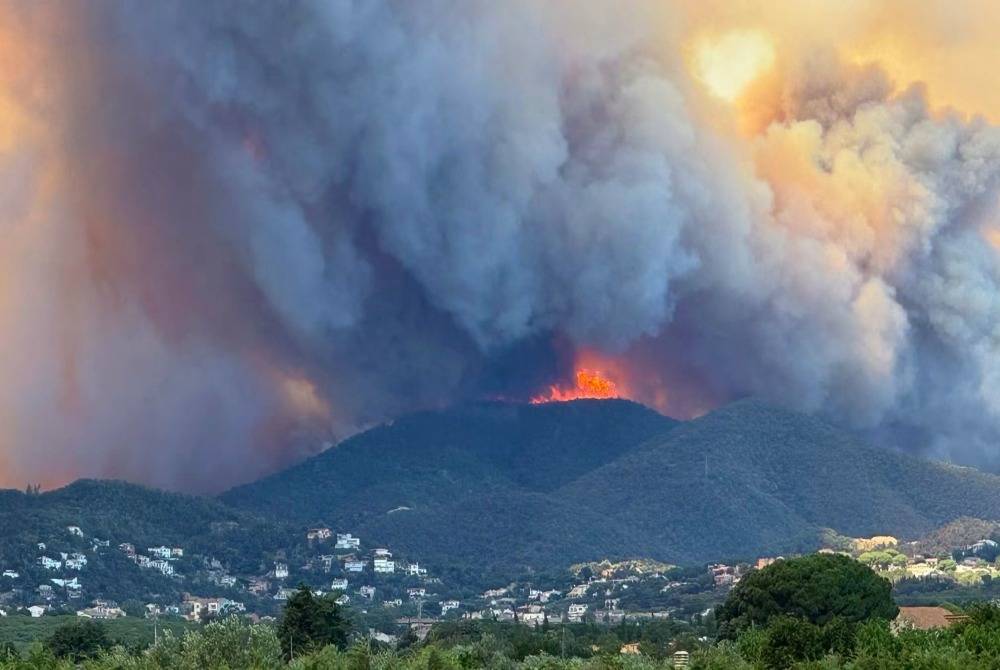 Massive wildfire near Calonge on the Costa Brava, Spain. (Source : X/@LinusEkenstam)