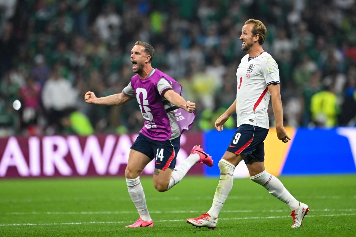 England's midfielder #14 Jordan Henderson and England's forward #09 Harry Kane celebrate after winning the 2026 World Cup round of 16 football match between Mexico and England at the Mexico City Stadium in Mexico City on July 5, 2026. (Photo by CARL DE SOUZA / AFP)