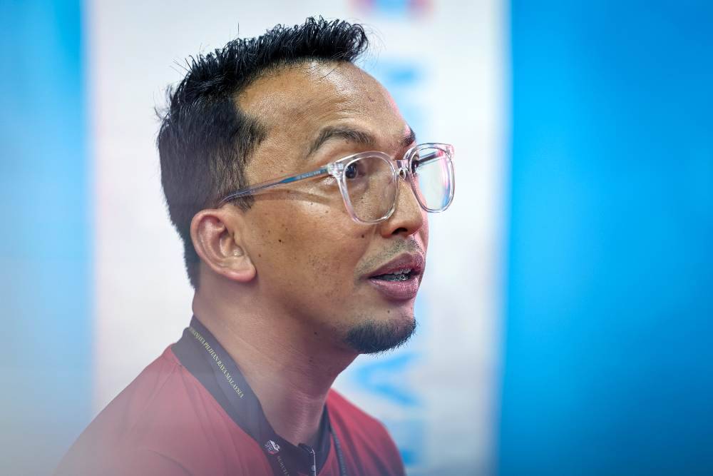 Pakatan Harapan (PH) candidate for the Pasir Raja state constituency, Mohd Fakharuddin Moslim is using a so-called hybrid strategy to win over voters with just four days left before polling day for the Johor state election. Photo by Bernama