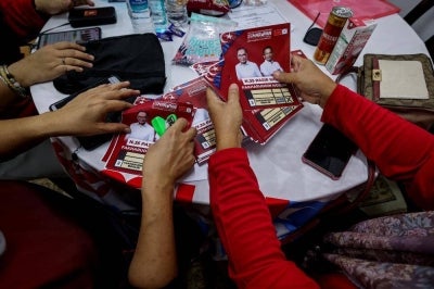 Pakatan Harapan (PH) candidate for the Pasir Raja state constituency, Mohd Fakharuddin Moslim is using a so-called hybrid strategy to win over voters with just four days left before polling day for the Johor state election. Photo by Bernama