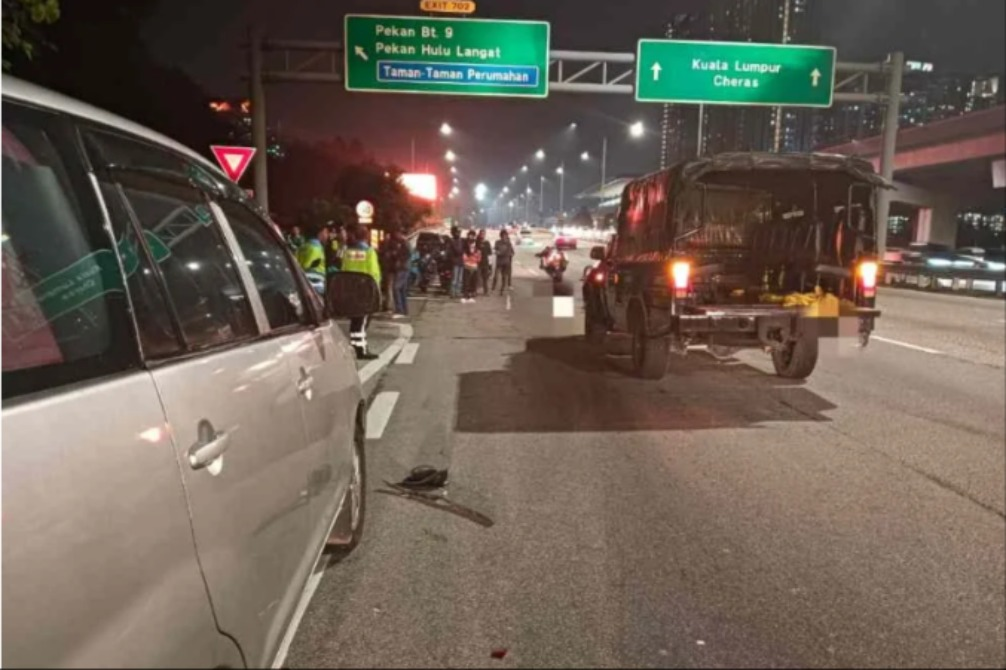 The situation at the accident site on the Cheras-Kajang Highway on Monday.