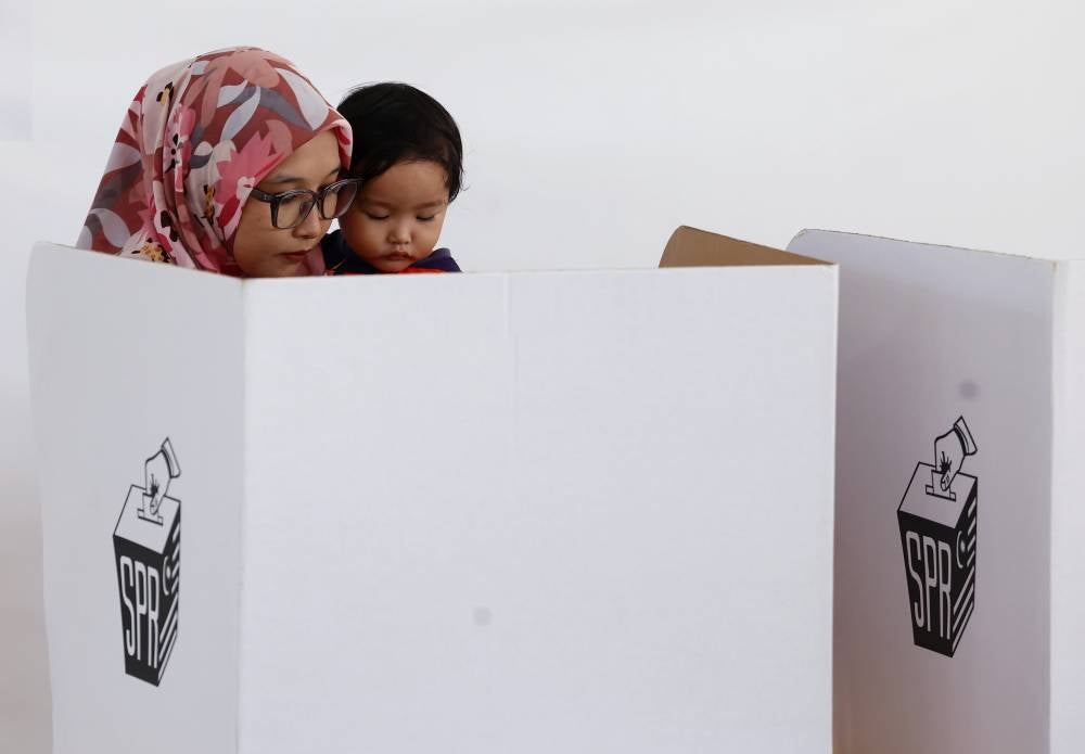 A total of 64 polling centres opened at 8 am for the registered voters to cast their votes.
--fotoBERNAMA (2026)
