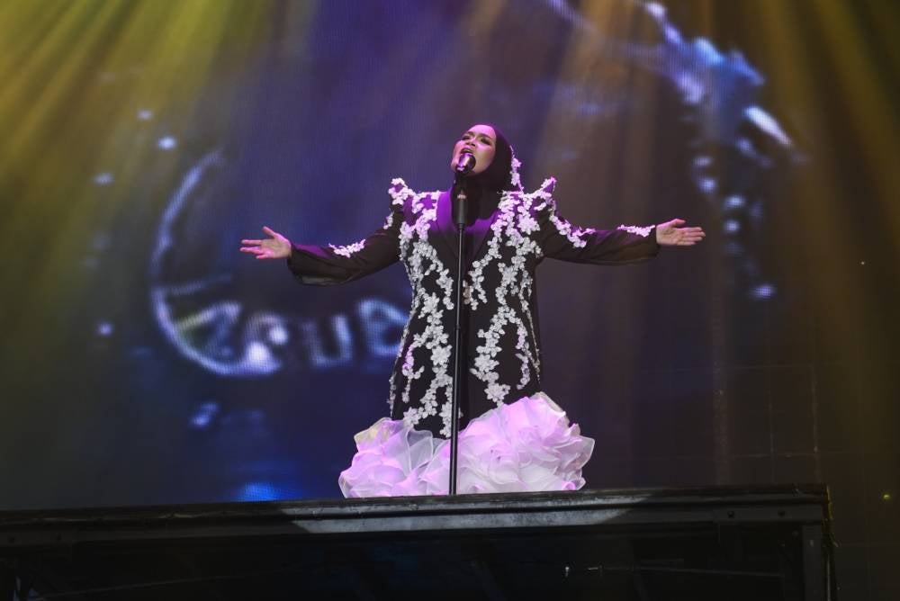 From the opening medley of Camar Yang Pulang, Tiada Duka, Never Gave Up On You and Jari-Jariku Sakit Semua, it was immediately evident that Aishah's voice has lost very little of the power, clarity and control that made her one of Malaysia's premier vocalists.