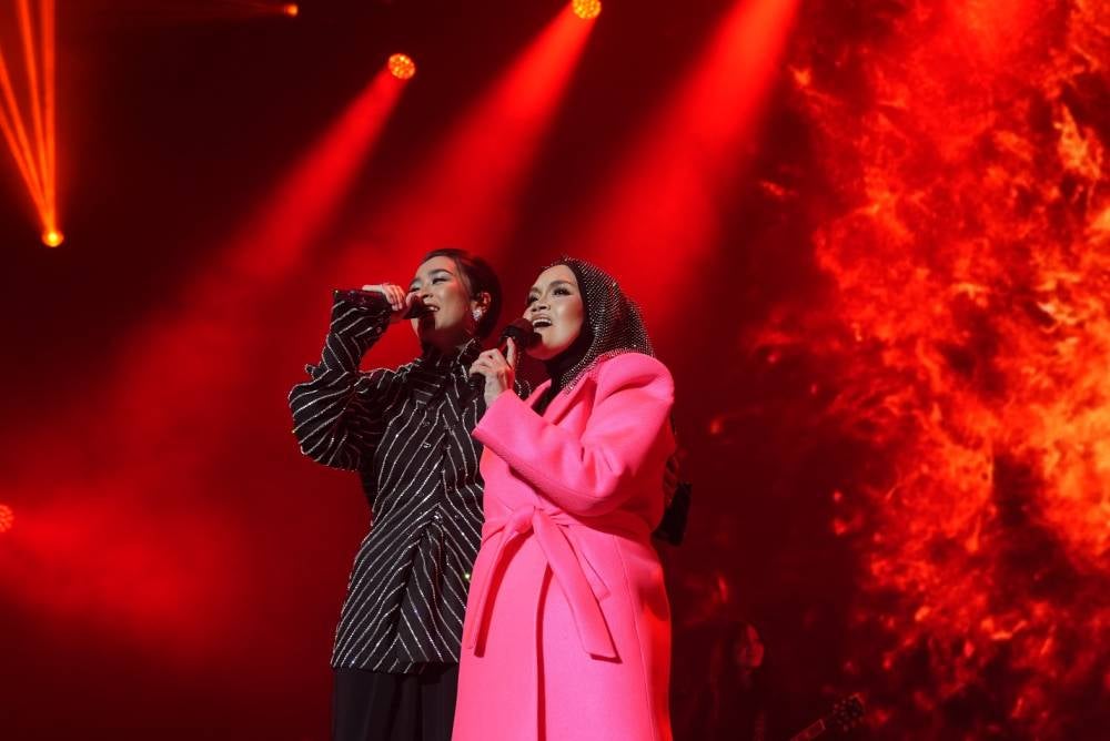 One of the evening's highlights came when rock singer Ara Johari joined Aishah on stage for a duet of Kemaafan Dendam Yang Terindah, one of Aishah's signature hits.