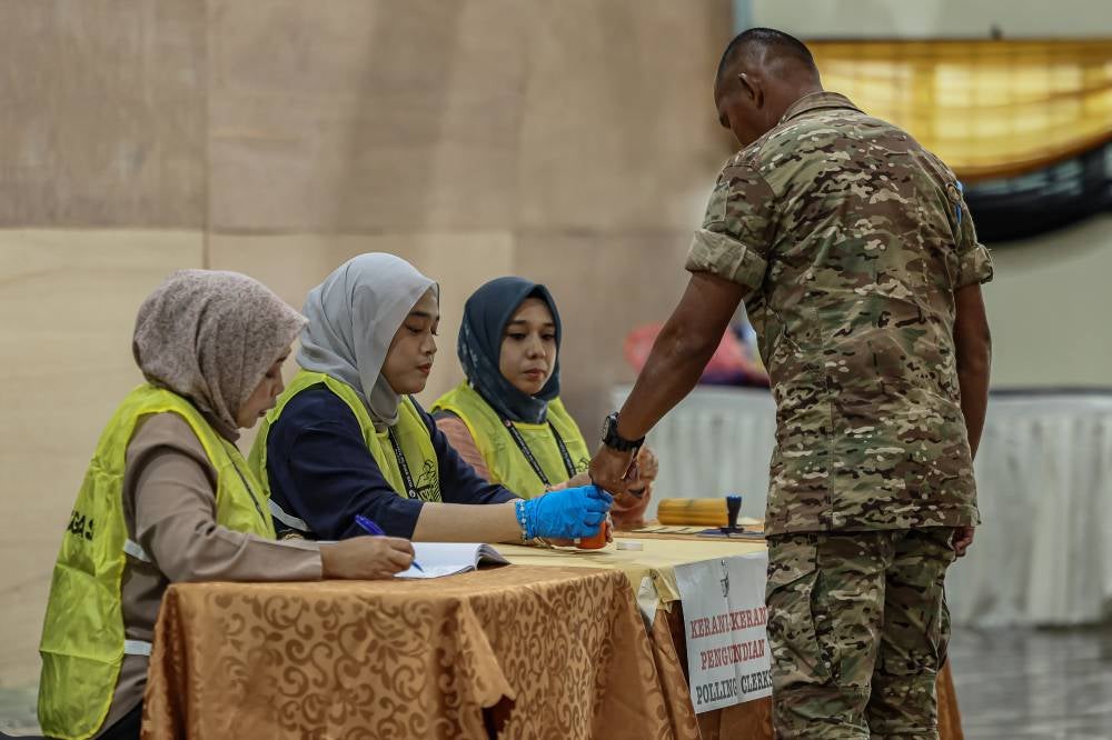 Military personnel arrive to cast their votes during the early voting process for the 16th Johor state election at Kem Iskandar, Mersing, today.
-- fotoBERNAMA (2026) 
